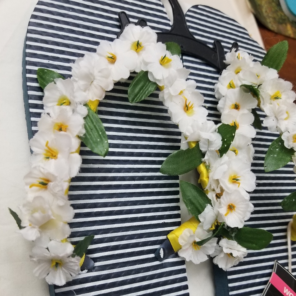 Floral Flip Flops - Picture 4 of 6